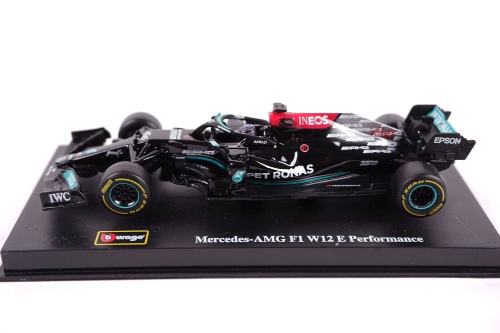 BBurago  Mercedes W12 - Lewis Hamilton (2021),  1:43  Signature značky BBurago